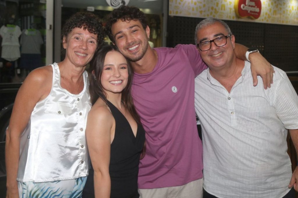 Larissa Manoela, os sogros e André Luiz Frambach