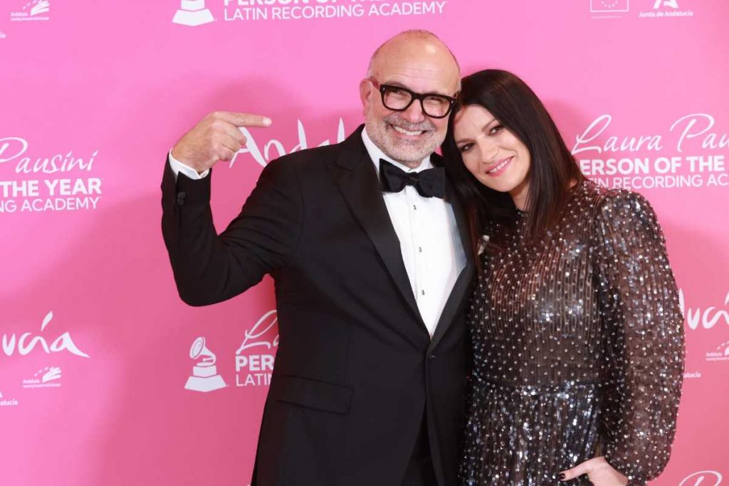 Laura Pausini e Manuel Abdul no tapete vermelho do Grammy Latino 2023