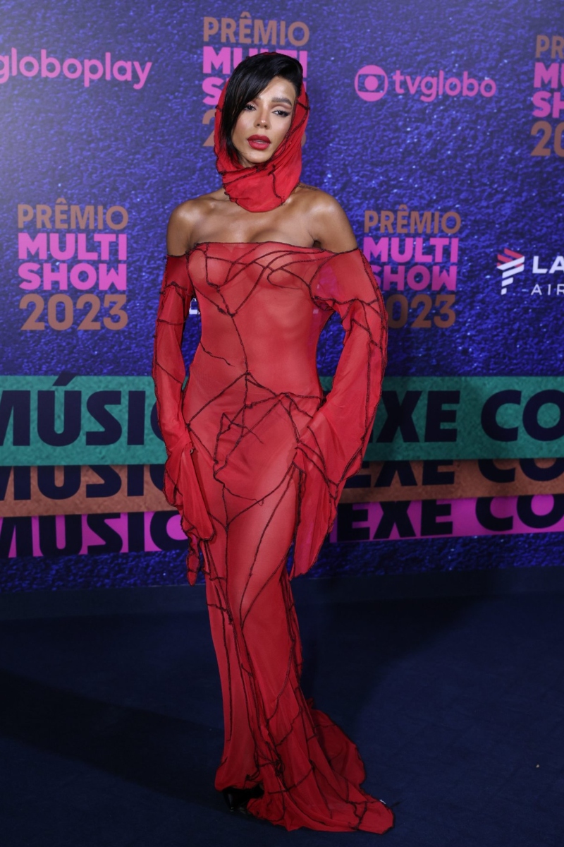 Brunna Gonçalves de vestido vermelho estilo árabe