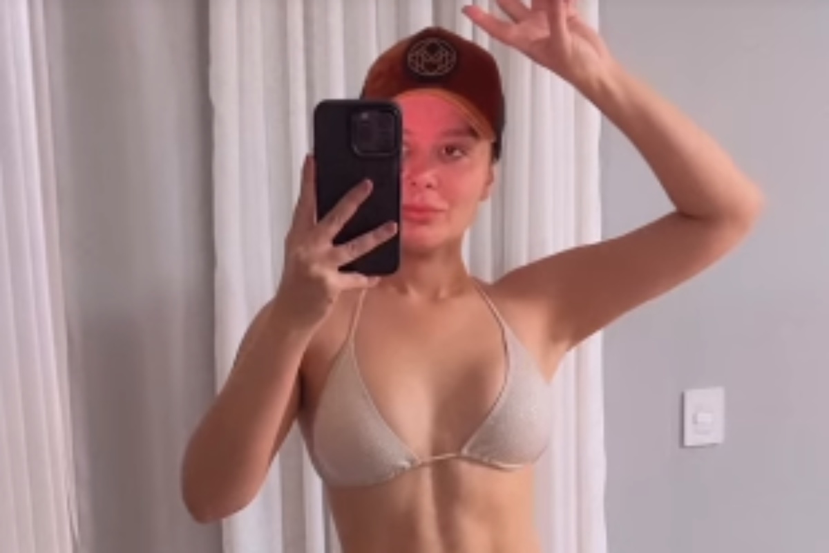maraisa tirando selfie com biquini na cor nude