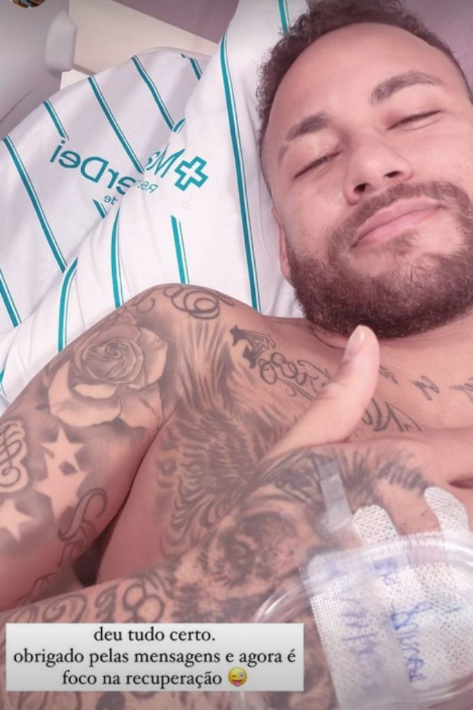 Neymar Jr na cama de hospital, após cirurgia