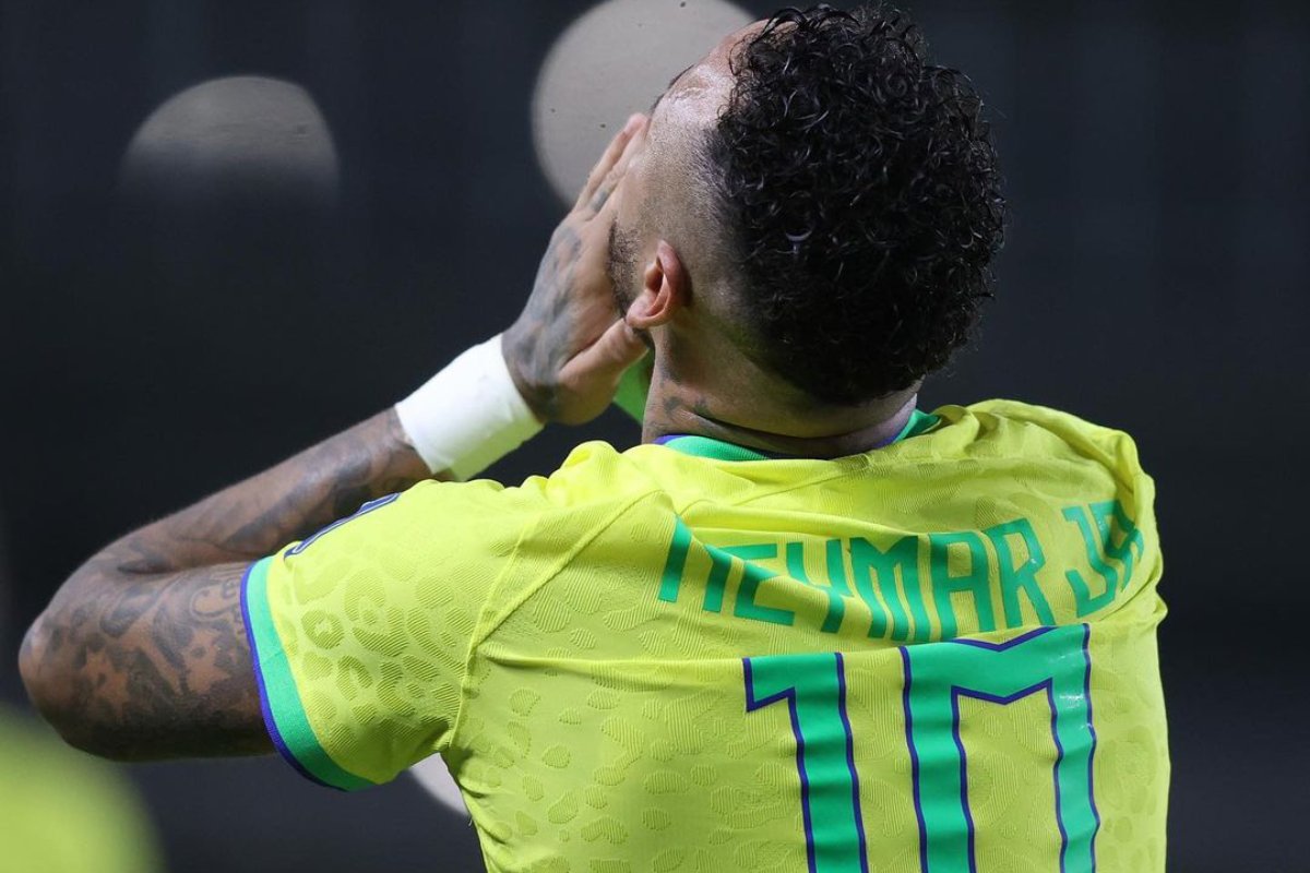 neymar passando a mão no rosto em jogo de futebol
