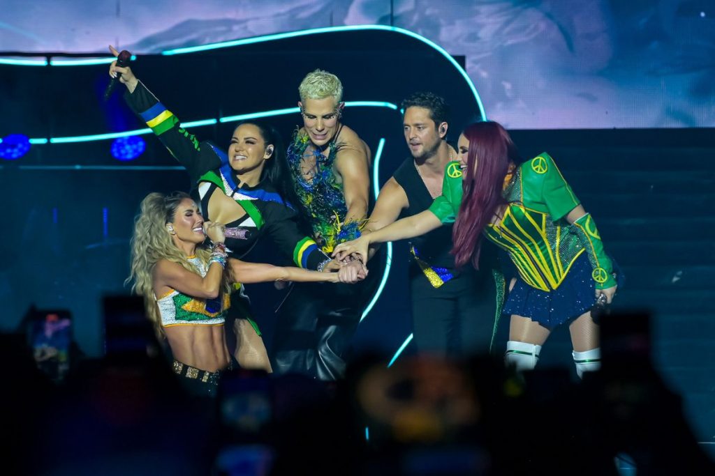 RBD no palco em último show da turnê no Brasil