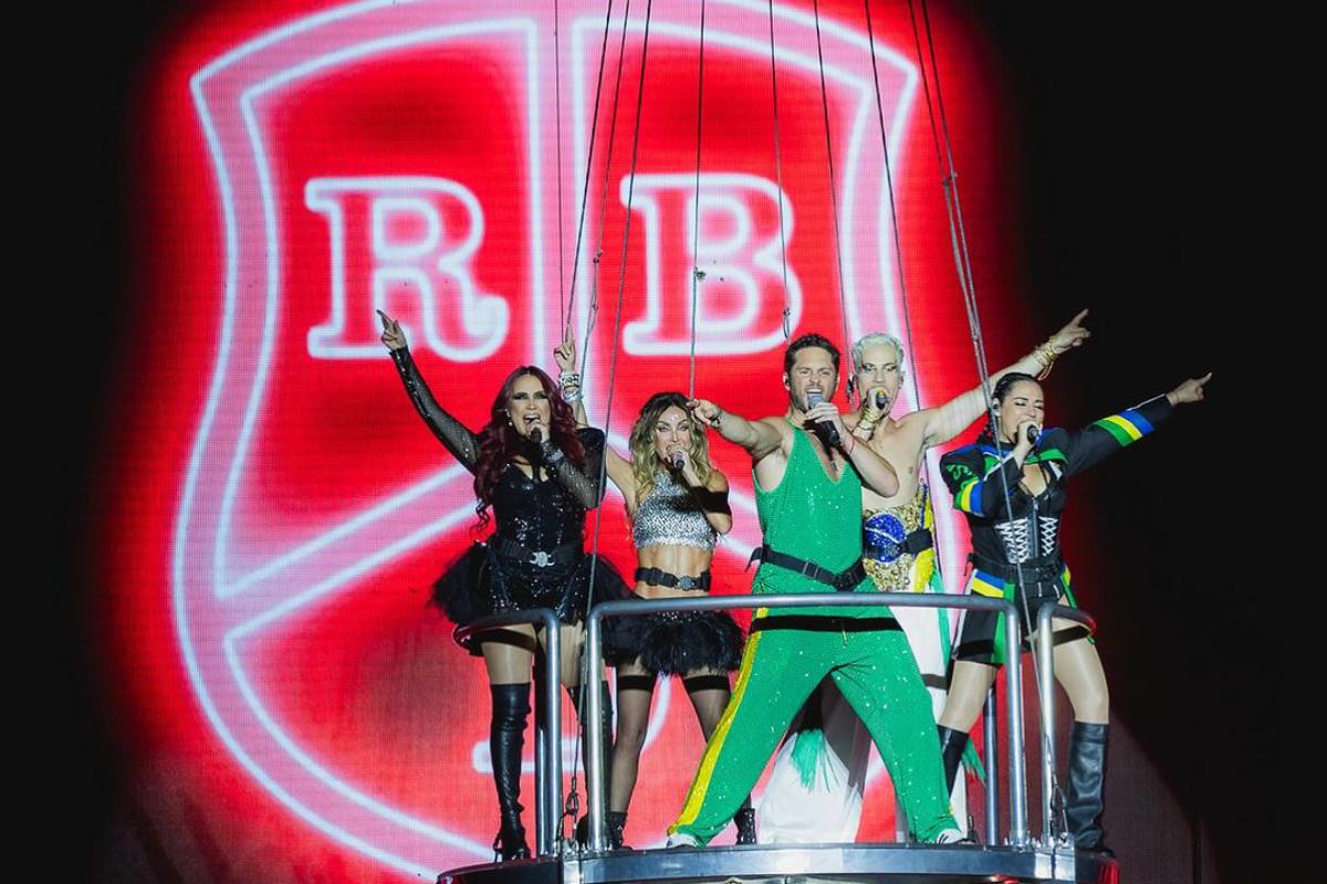 RBD entrando e show no Brasil em cima de plataforma