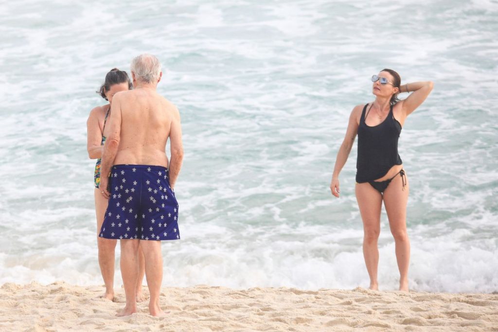 Rita Guedes na praia com os pais