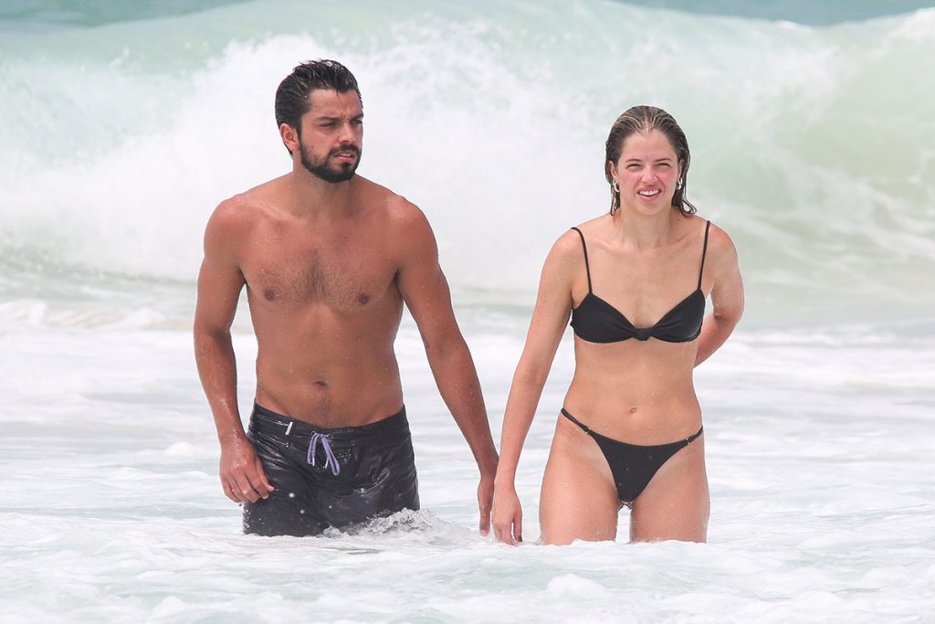Agatha Moreira curtiu praia com Rodrigo Simas