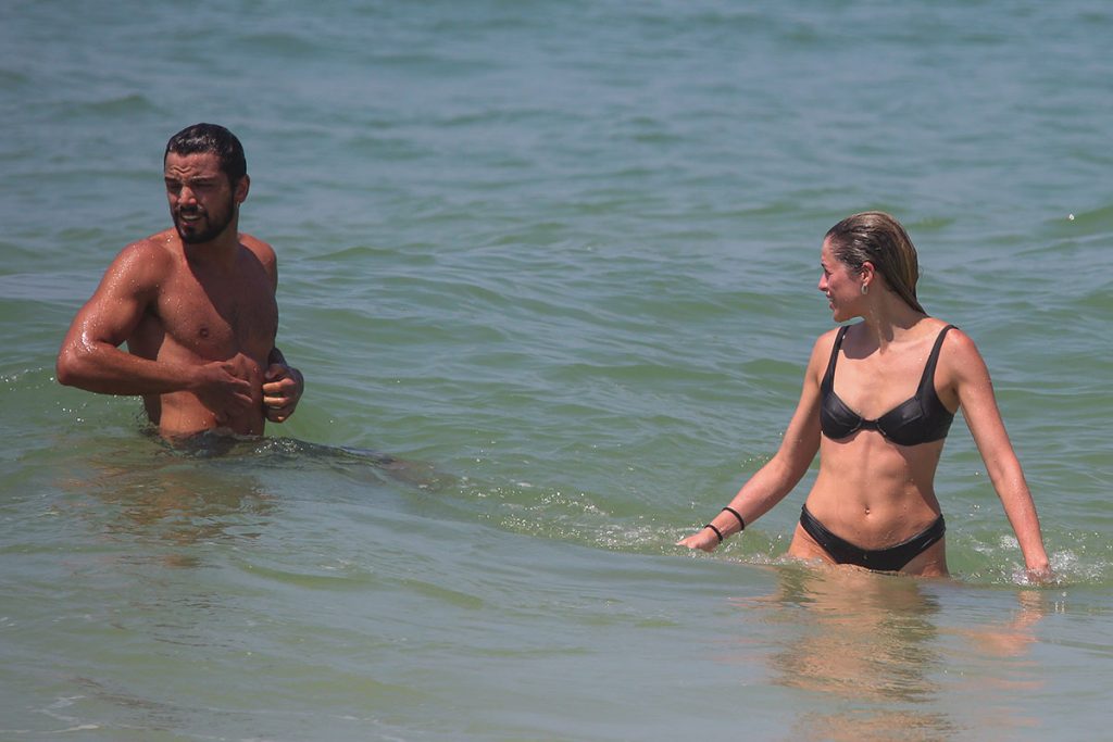 Agatha Moreira e Rodrigo Simas se refrescaram com um banho de mar
