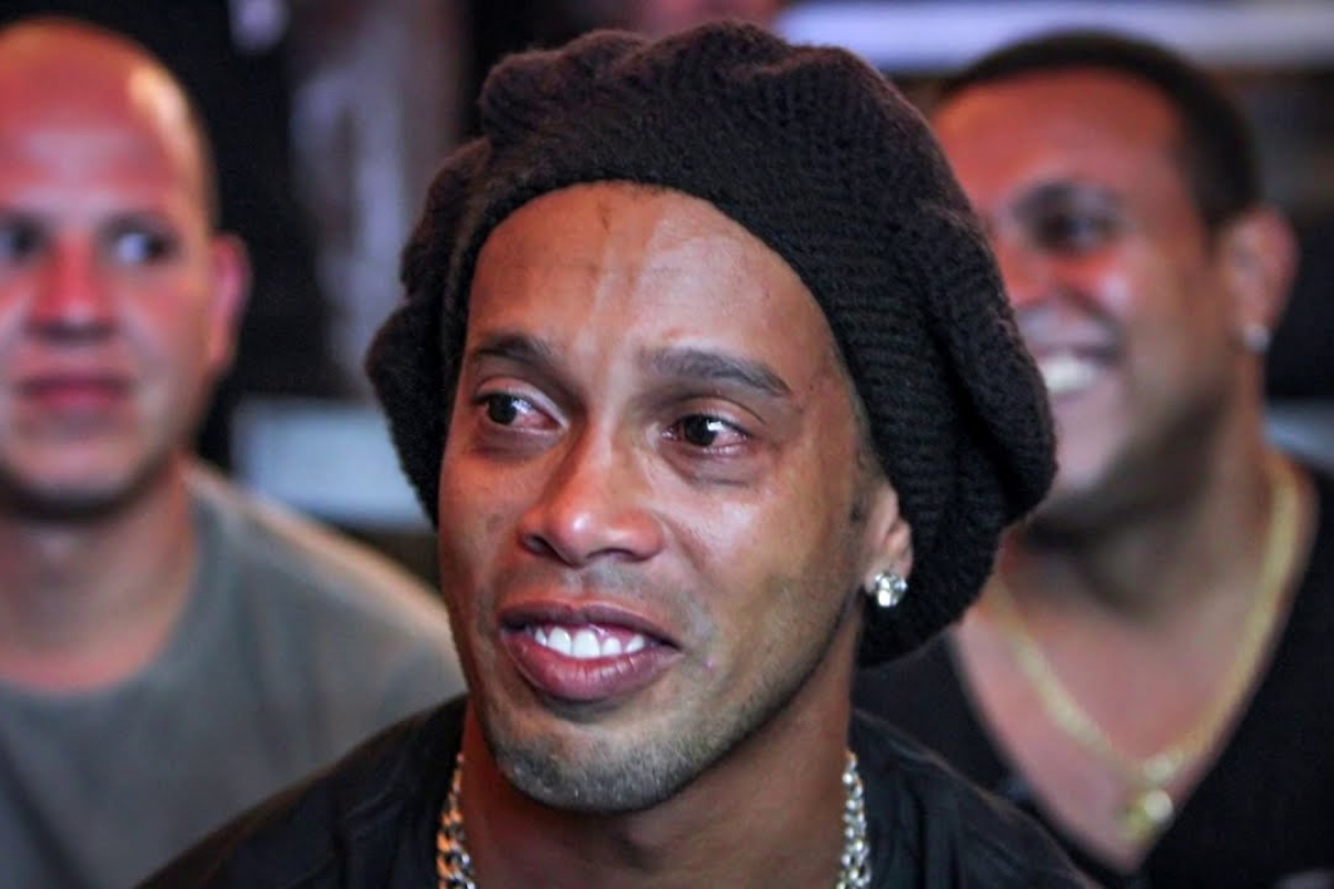 Ronaldinho Gaúcho chorando, de boina preta