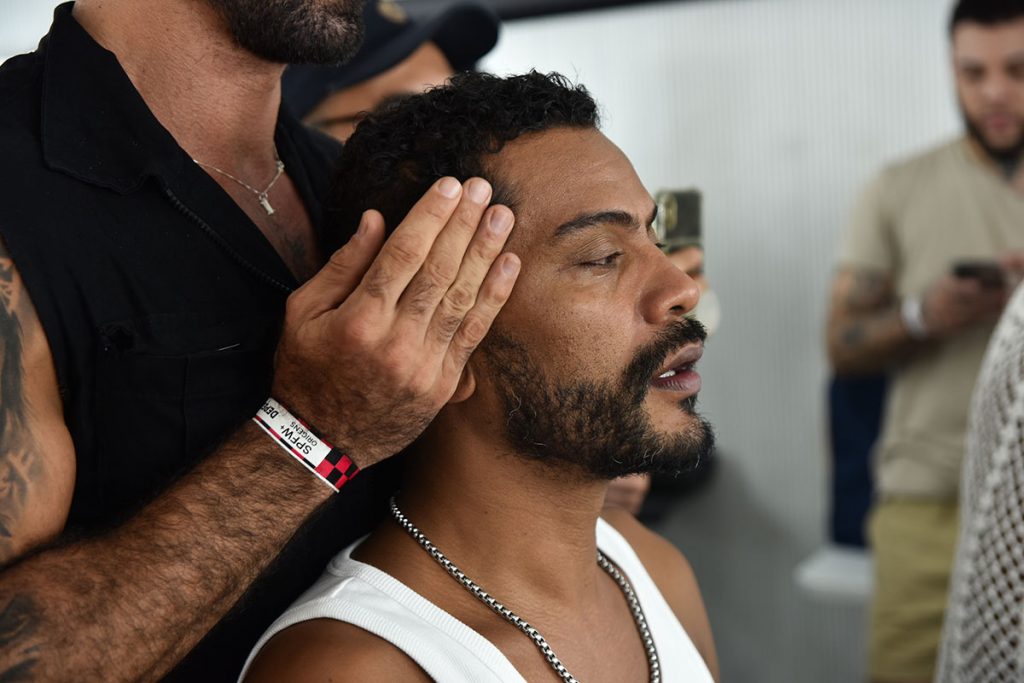 Samuel de Assis recebe massagem facial antes da SPFW