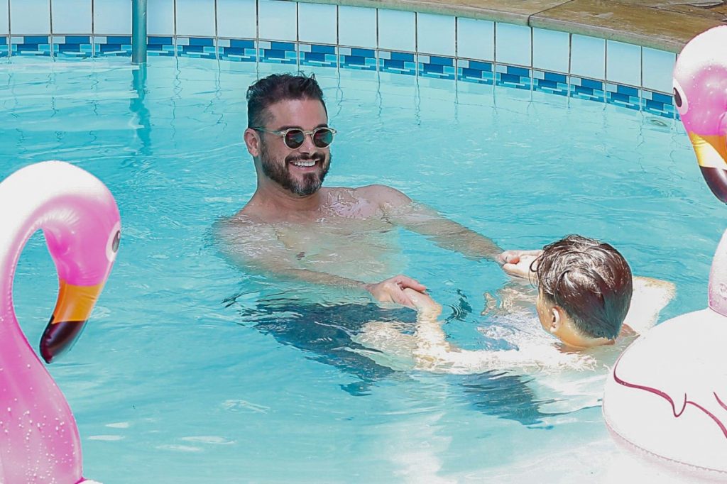 Sidney Sampaio e o filho, Leonardo, na piscina