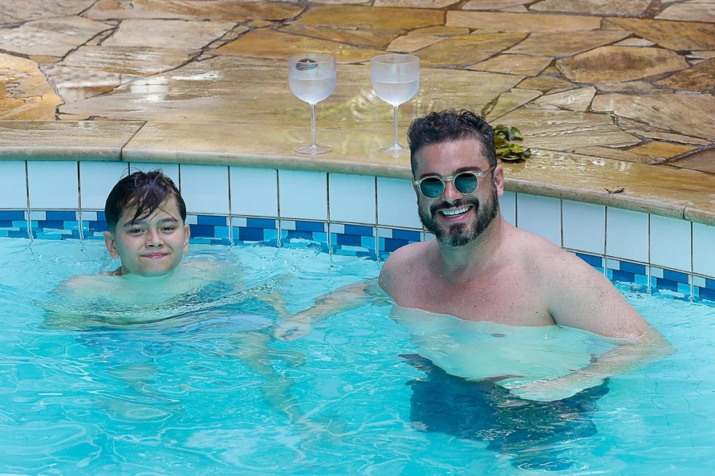 Sidney Sampaio e o filho, Leonardo, na piscina