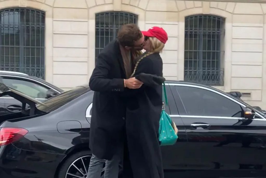 Sophie Turner troca beijos com novo affair em Paris