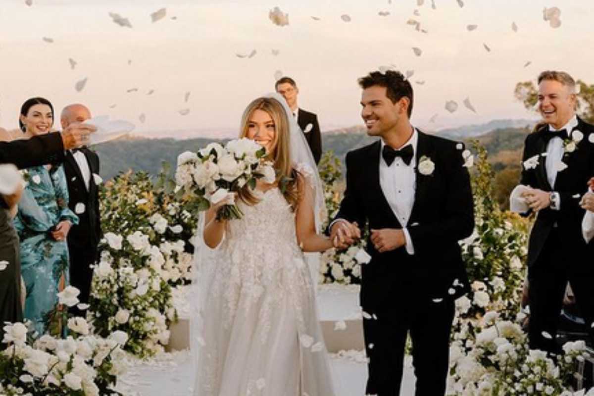 Tay e Taylor Lautner no dia de seu casamento.