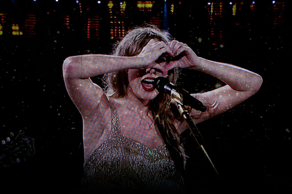 Taylor Swift fez coração com as mãos para os fãs