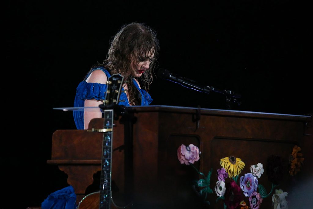 Taylor Swift arrasou ao tocar piano