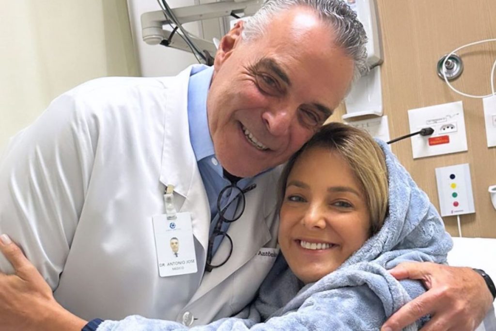 Ticiane Pinheiro abraçada ao médico em hospital
