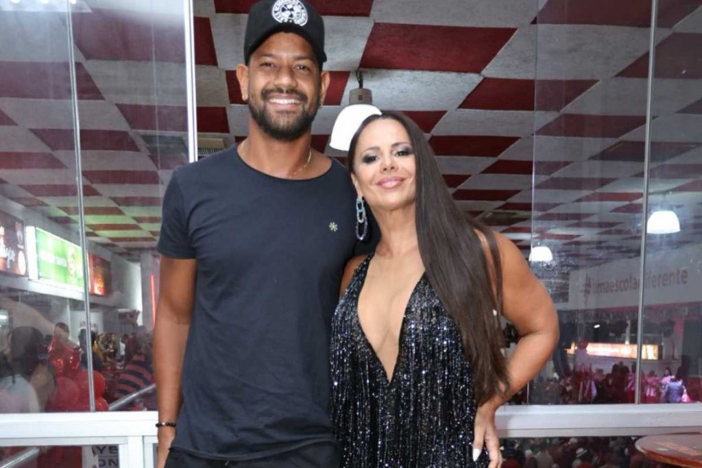 Viviane Araújo com Guilherme Militão em noite de samba na Salgueiro