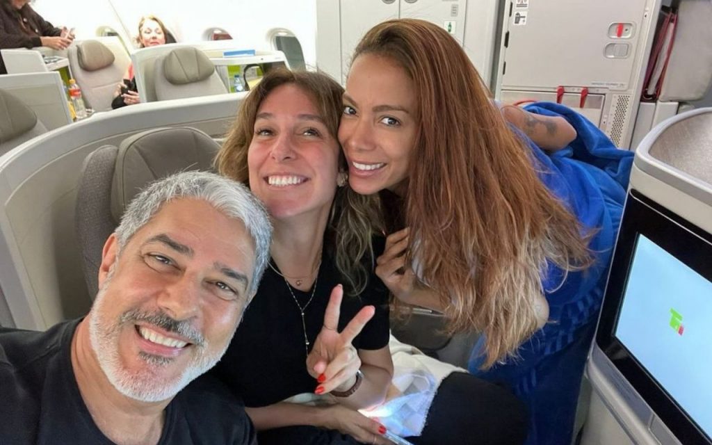 William Bonner, Natasha Dantas e Anitta durante um vôo internacional