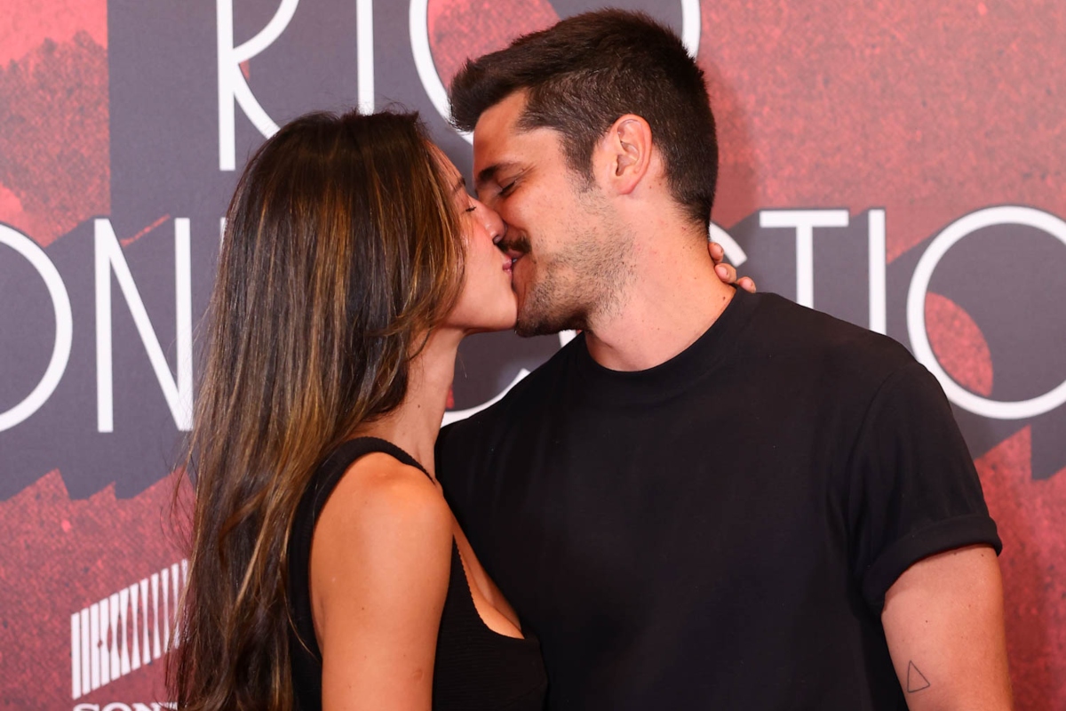 Yanna Lavigne e Bruno Gissoni beijando