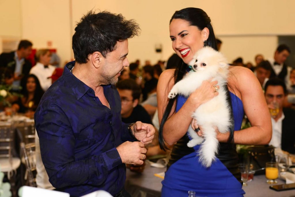 Zezé di Camargo e Graciele Lacerda com cachorrinho