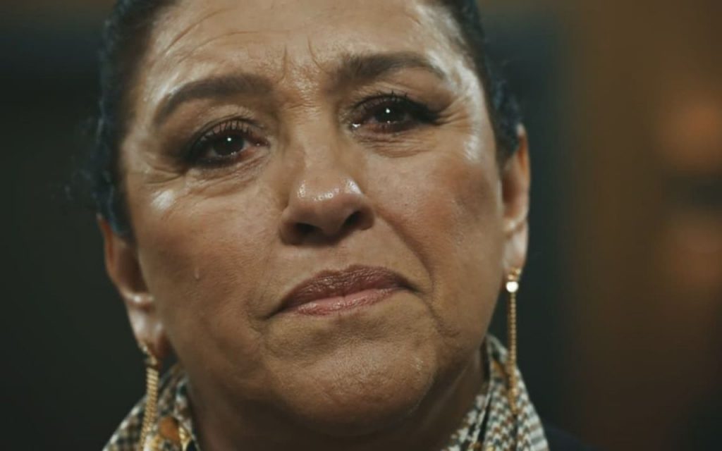 Zoé (Regina Casé) confessa seus crimes no tribunal
