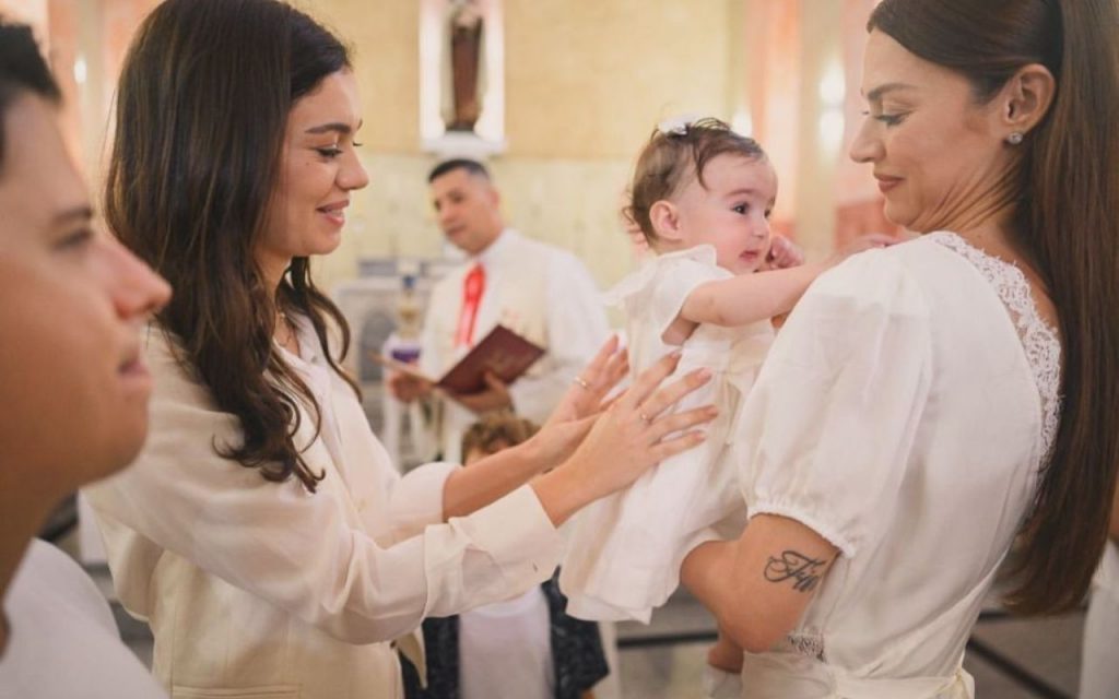 Batismo de Tereza, filha de Thaila Ayalae e Renato Góes