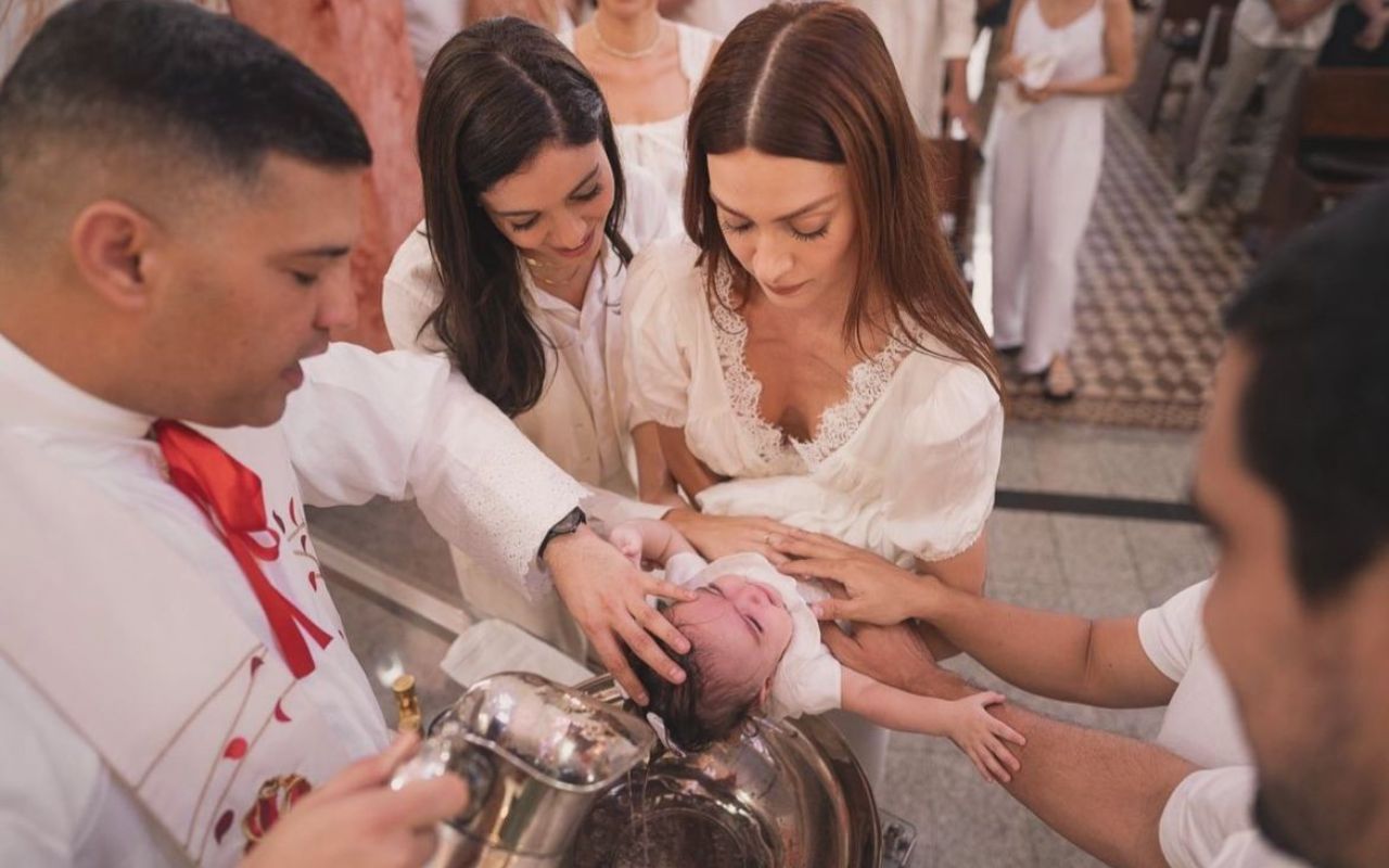 Thaila Ayala e Renato Góes batizam a filha. Sophie Charlotte é a Madrinha