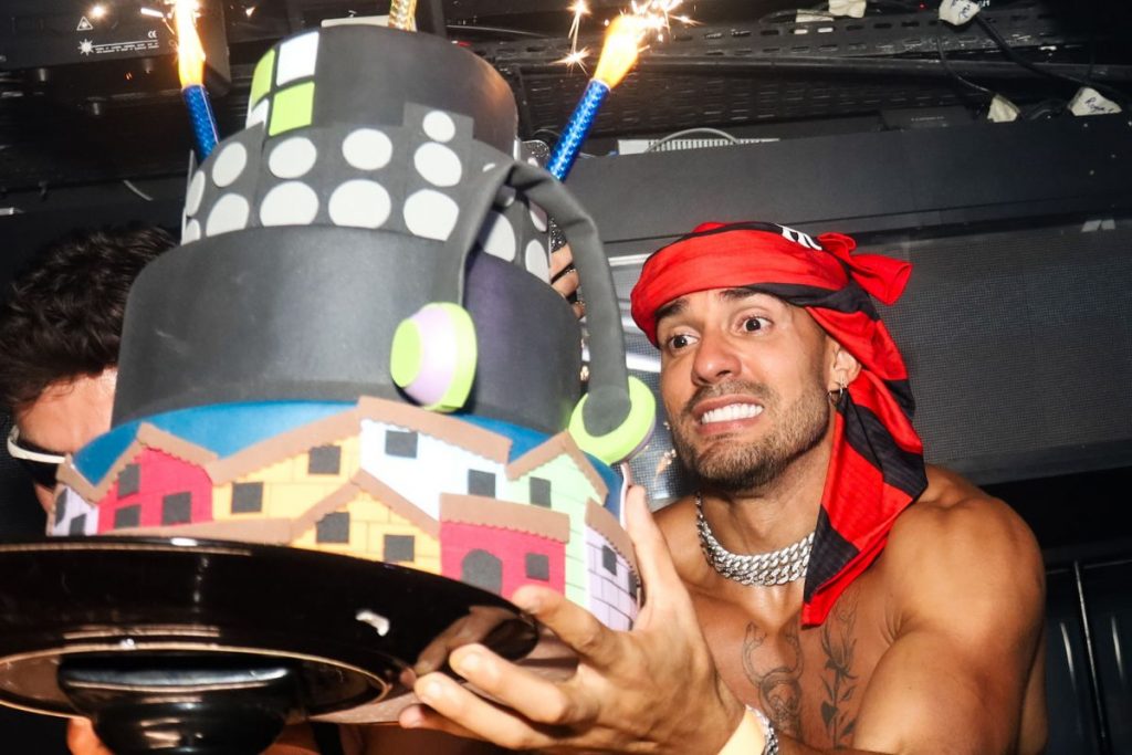Bil Araujo com seu bolo de aniversário (Clayton Felizardo/Brazil News)