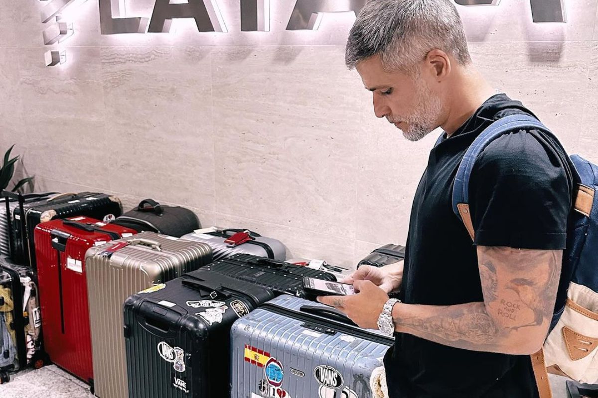Bruno Gagliasso com malas no aeroporto