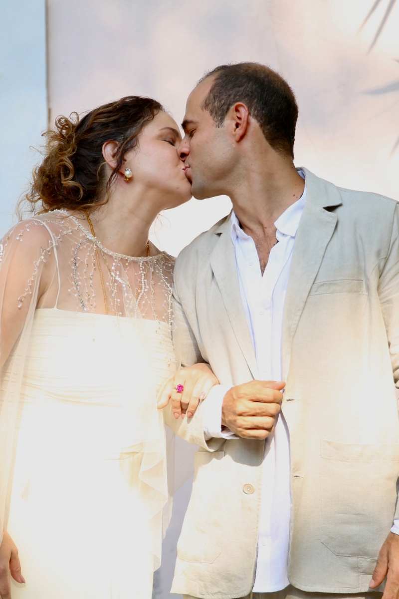 Os noivos, Leandra Leal e Guilherme Burgos beijando