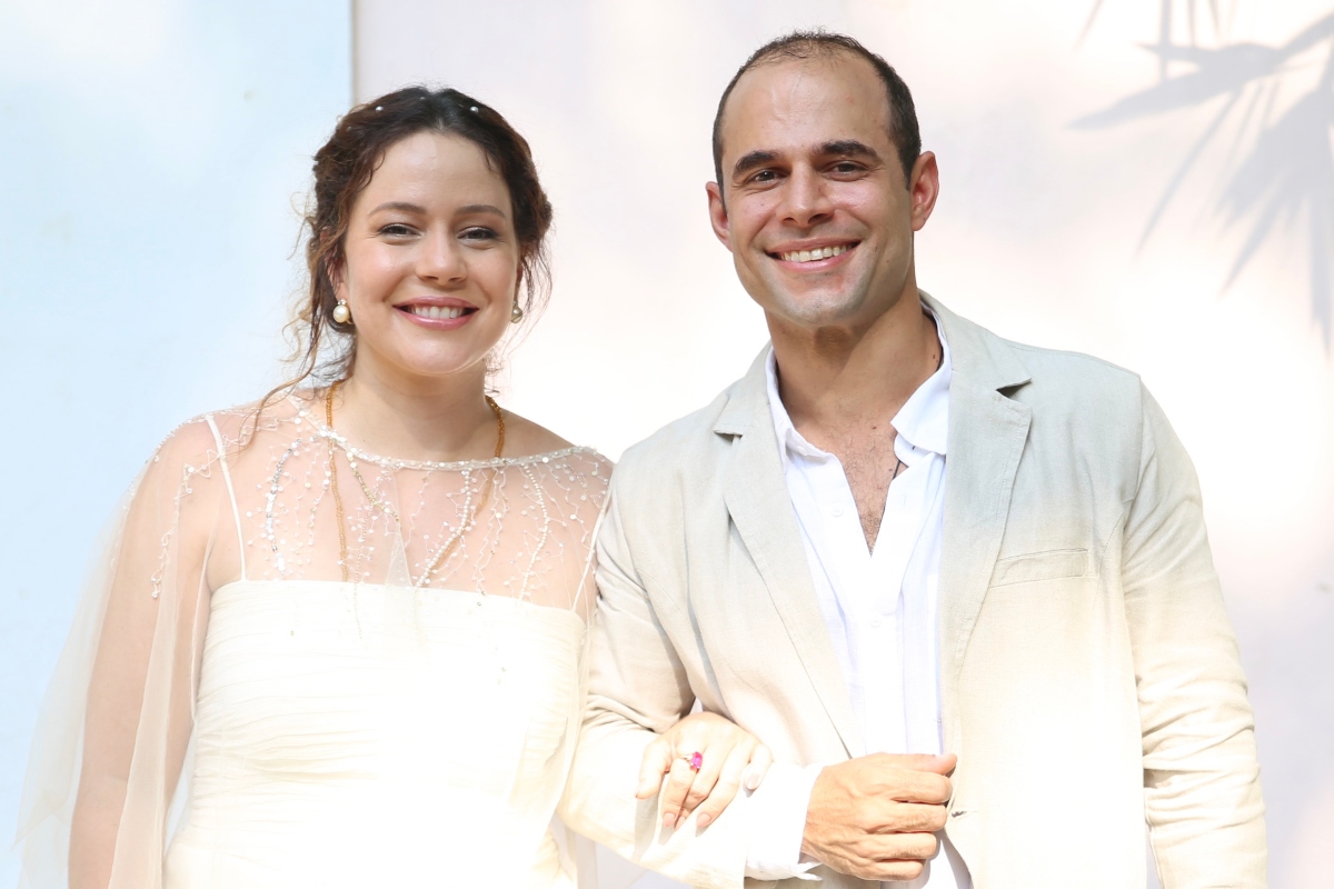 Leandra Leal e Guilherme Burgos de braços dados, casando