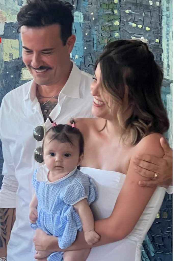 Manoela, no colo da mãe, Maria Luiza Silveira, ao lado do pai, Paulinho Vilhena 