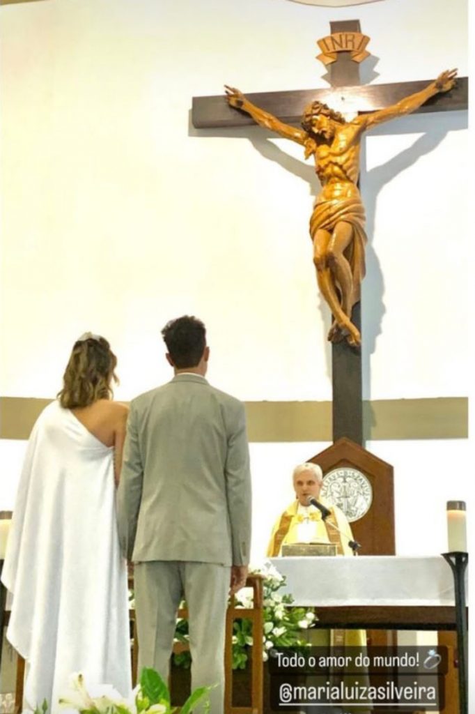 No altar, Paulo Vilhena e a mulher, Maria Luiza Silveira, de costas 