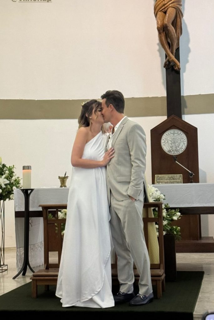 No altar, Paulo Vilhena beija a mulher, Maria Luiza Silveira 