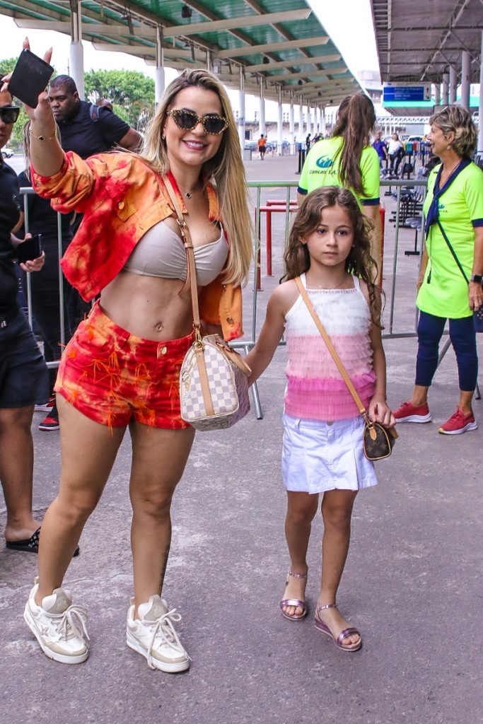 Deolane Bezerra e a filha 