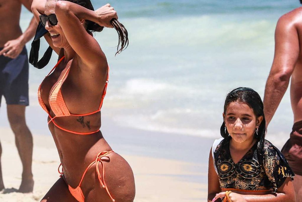Deborah Secco com a filha curtindo praia da Barra da Tijuca na véspera de Natal