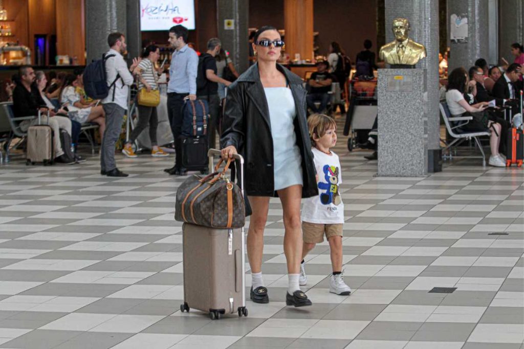 Isis Valverde desembarcando com filho Rael no aeroporto de Congonhas