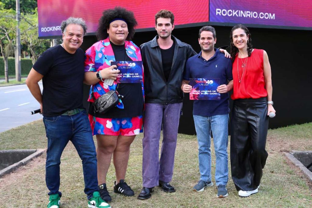 Jão com fãs no evento de lançamento do CUBO, do Rick in Rio Card 2024