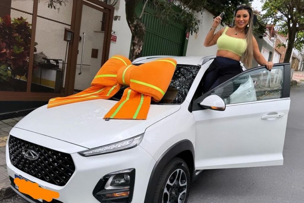 Jenny Miranda compra carro de R$ 180 mil após A Fazenda 15