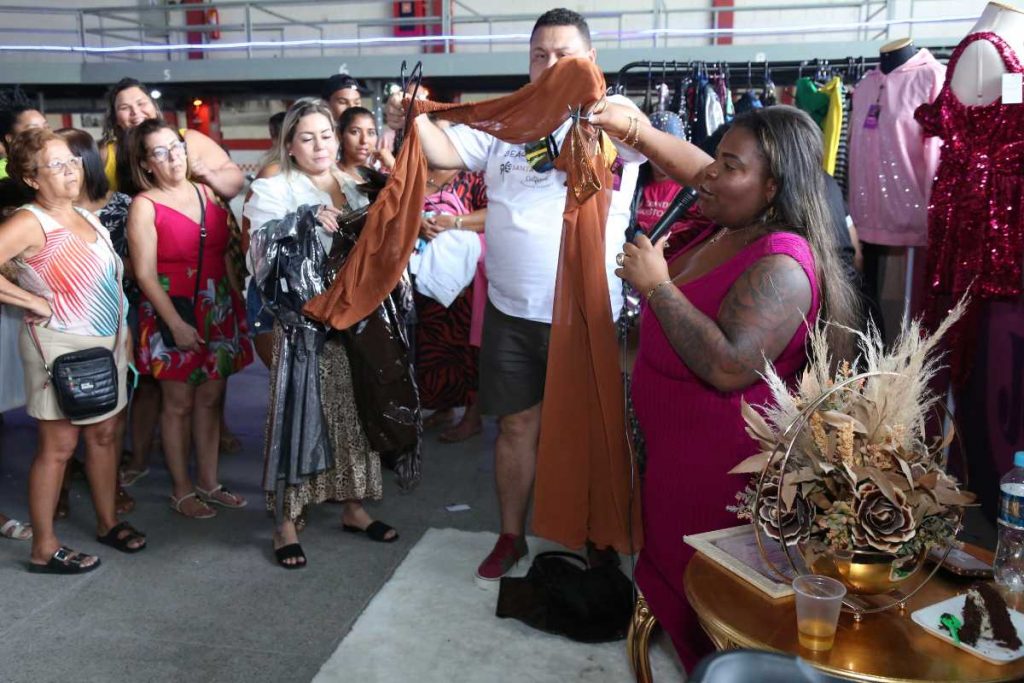 Jojo Todynho realizando bazar beneficente com próprias roupas