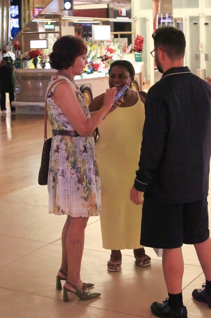 Jojo Todynho de vestido amarelo, conversando com fãs 