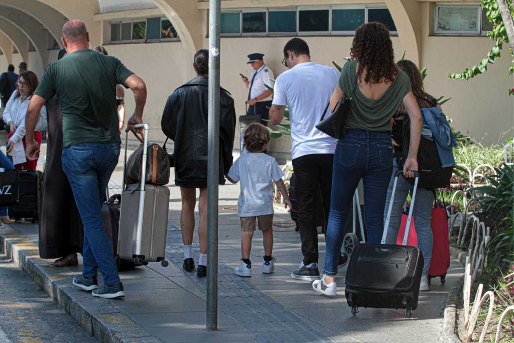 Marcus Buaiz recebendo Isis Valverde com filho Rael no aeroporto de Congonhas
