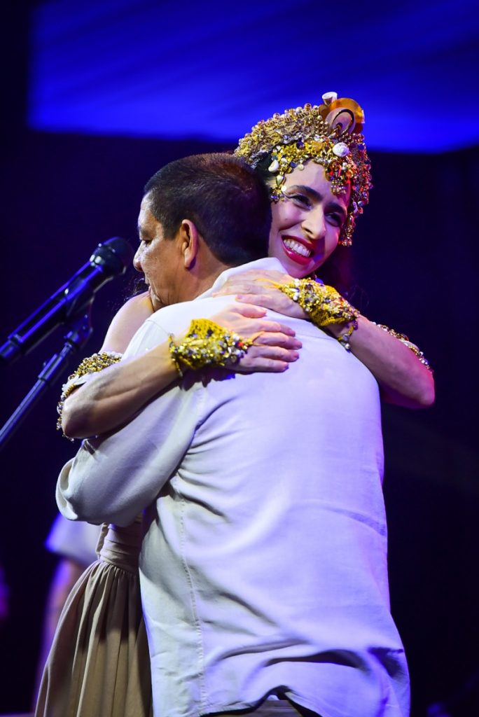 Zeca Pagodinho e Marisa Monte abraçados no evento Hering