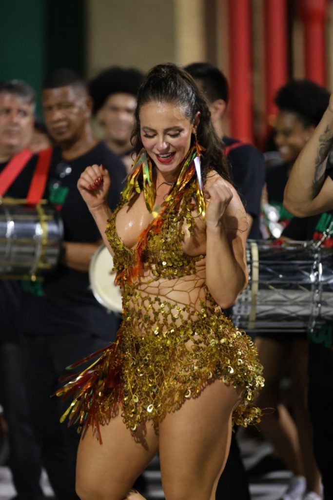 Paolla Oliveira de vestido curto dourado com detalhes em vermelho 
