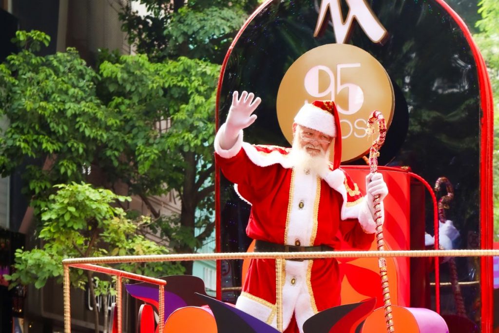 Papai Noel marcou presença na parada de Natal
