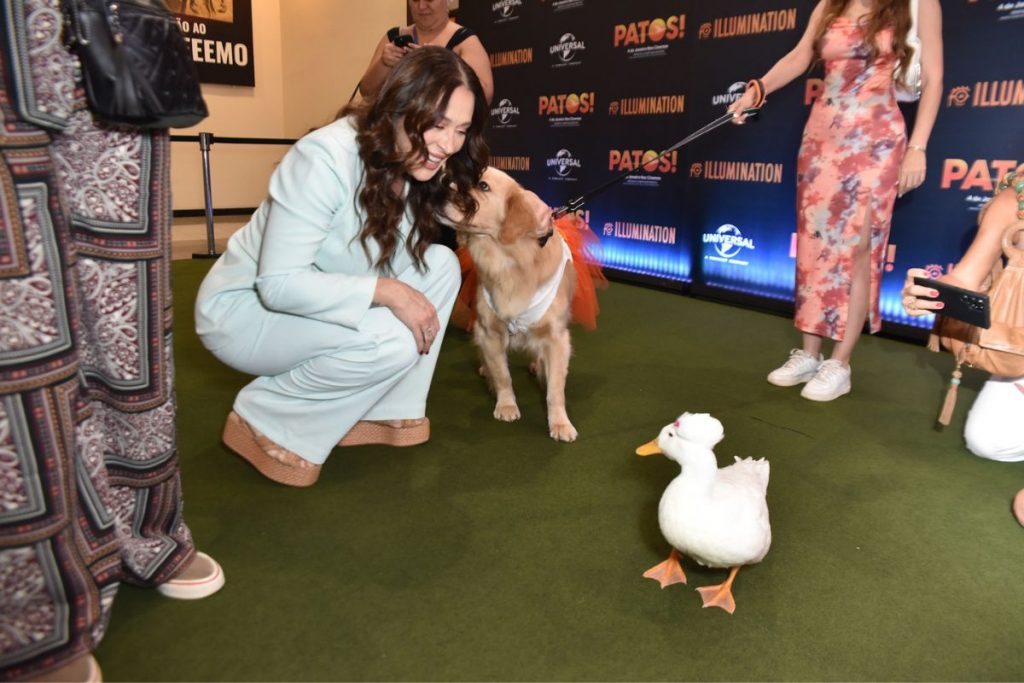 Cláudia Raia se diverte com a companhia de animais para assistir "Patos"