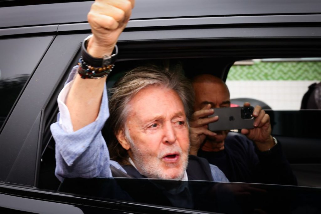 Paul McCartney cumprimentando fãs em São Paulo