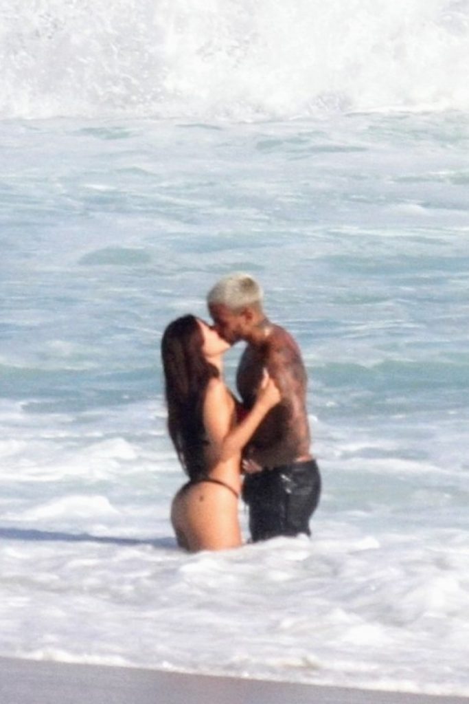Nathalia Valente e Yuri Meirelles beijando, na praia