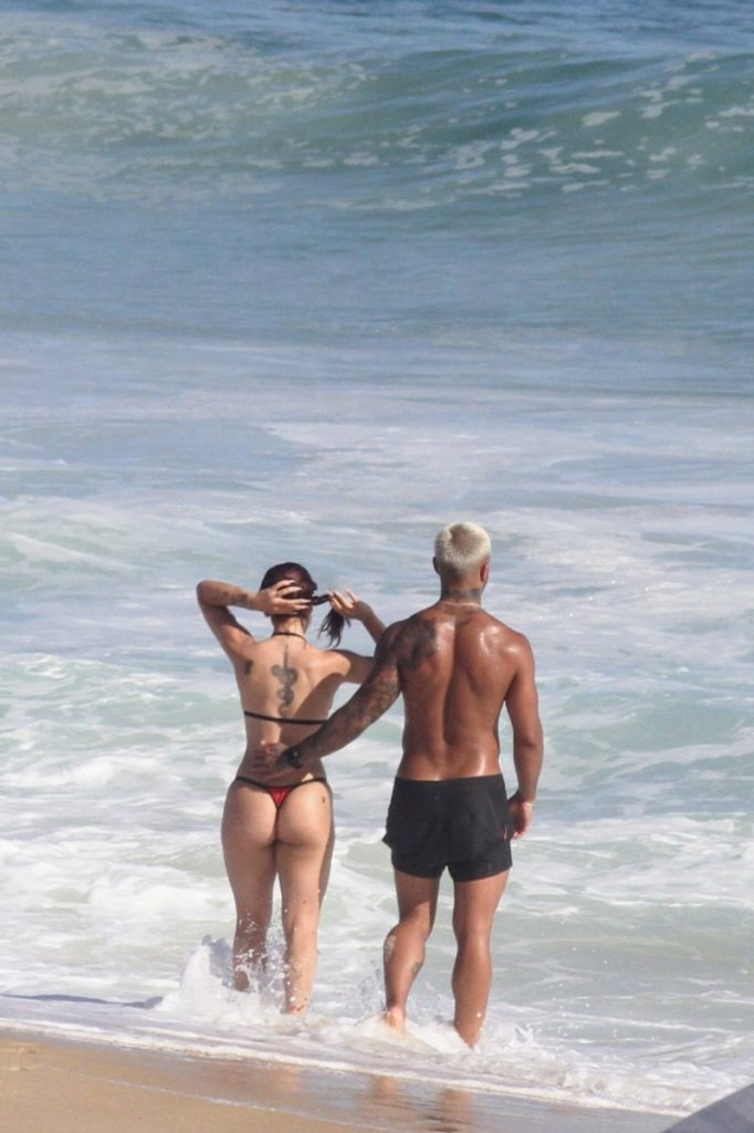 Nathalia Valente e Yuri Meirelles na praia