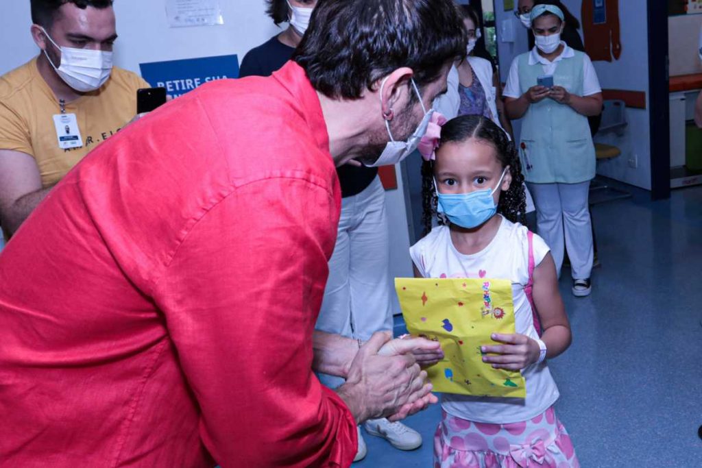 Reynaldo Gianecchini visitando crianças com câncer em Natal adiantado